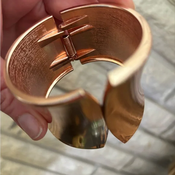 Pair cuff bracelets - Picture 2 of 3